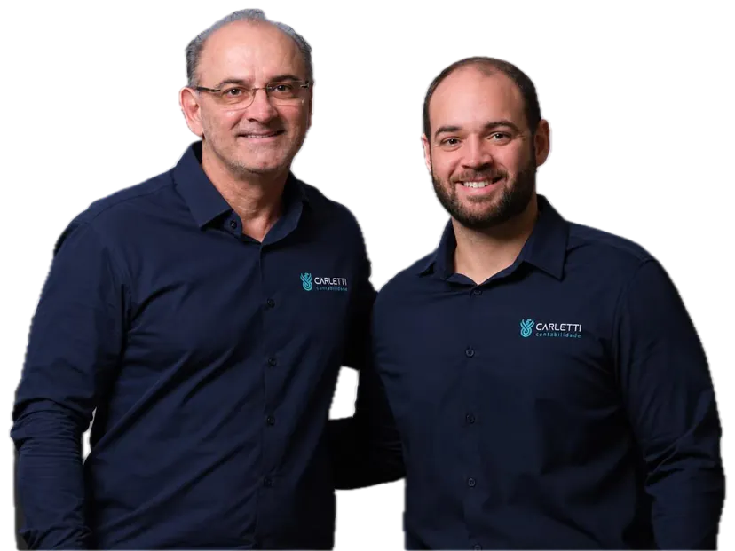 Fabio Gomes Carletti, à esquerda, e Diego Ribeiro Carletti, lado a lado e sorrindo, de camisa azul-marinho com o logo da Carletti